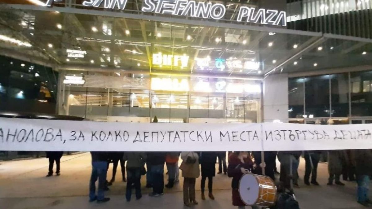 Протестиращи атакуваха Манолова: Боклук, мръсница! Тя бяга панически ВИДЕО