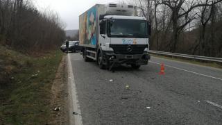 Ужас в Прохода на Републиката: Автобус отнесе кола с малки деца СНИМКИ