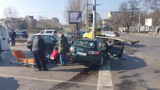 Извънредно! Тежка катастрофа в София, четирима бягат от мястото на инцидента ВИДЕО