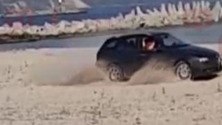 Дрифтаджия, въртял гуми на роден плаж, издирват полицаи 