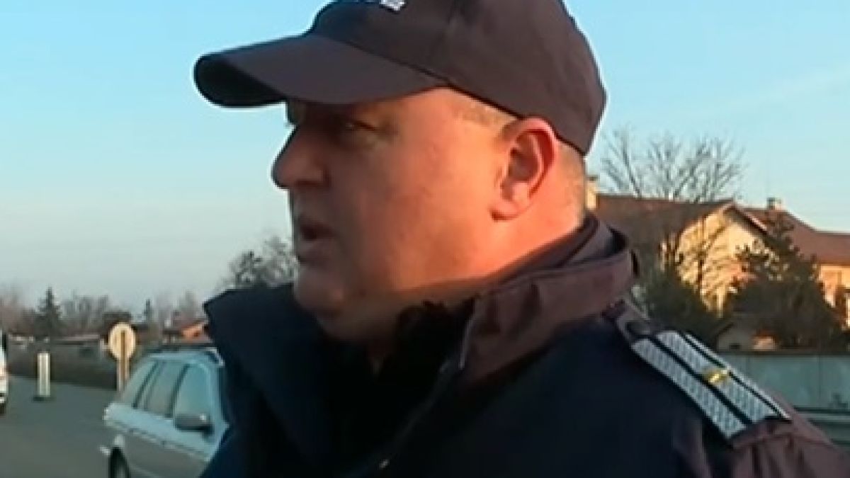 Цветя вместо глоби: Полицаи радват жените за 8-ми март ВИДЕО