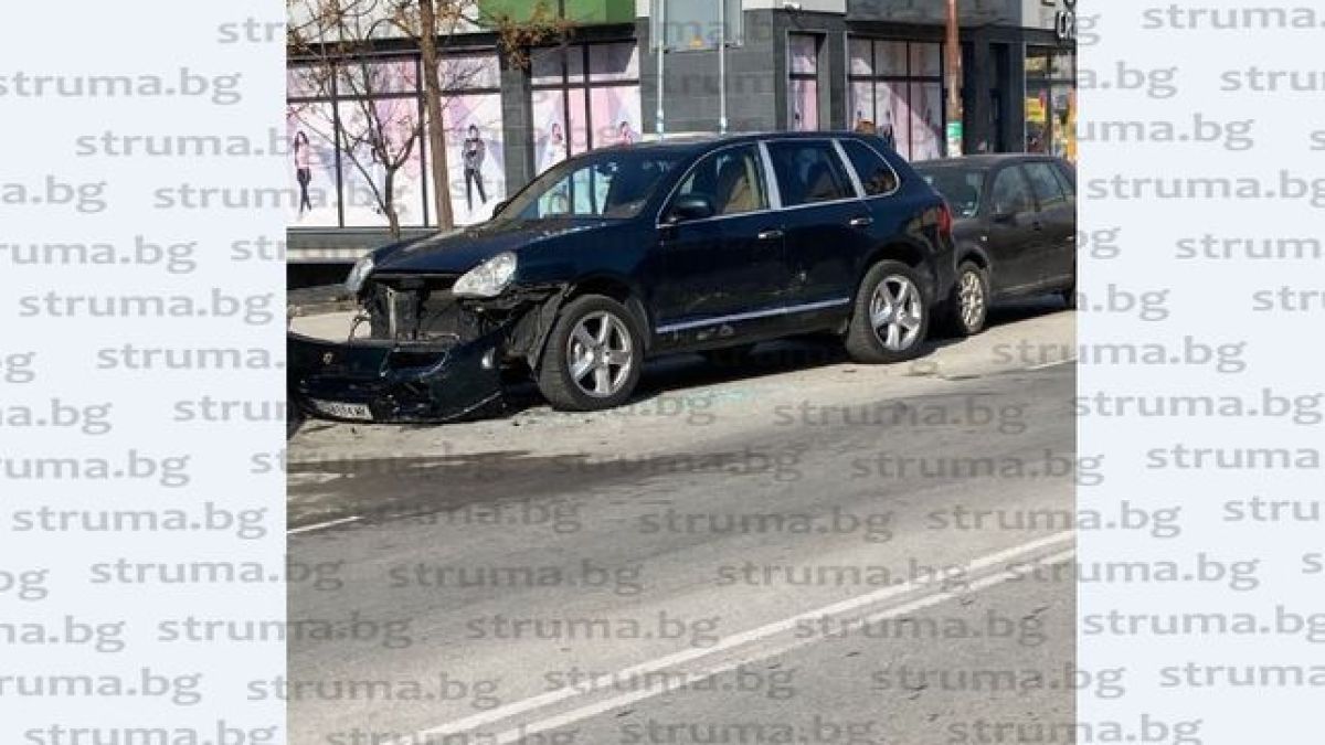 Екшън в Благоевград: 19-г. шофьор с БМВ направи на нищо Порше Кайен СНИМКИ
