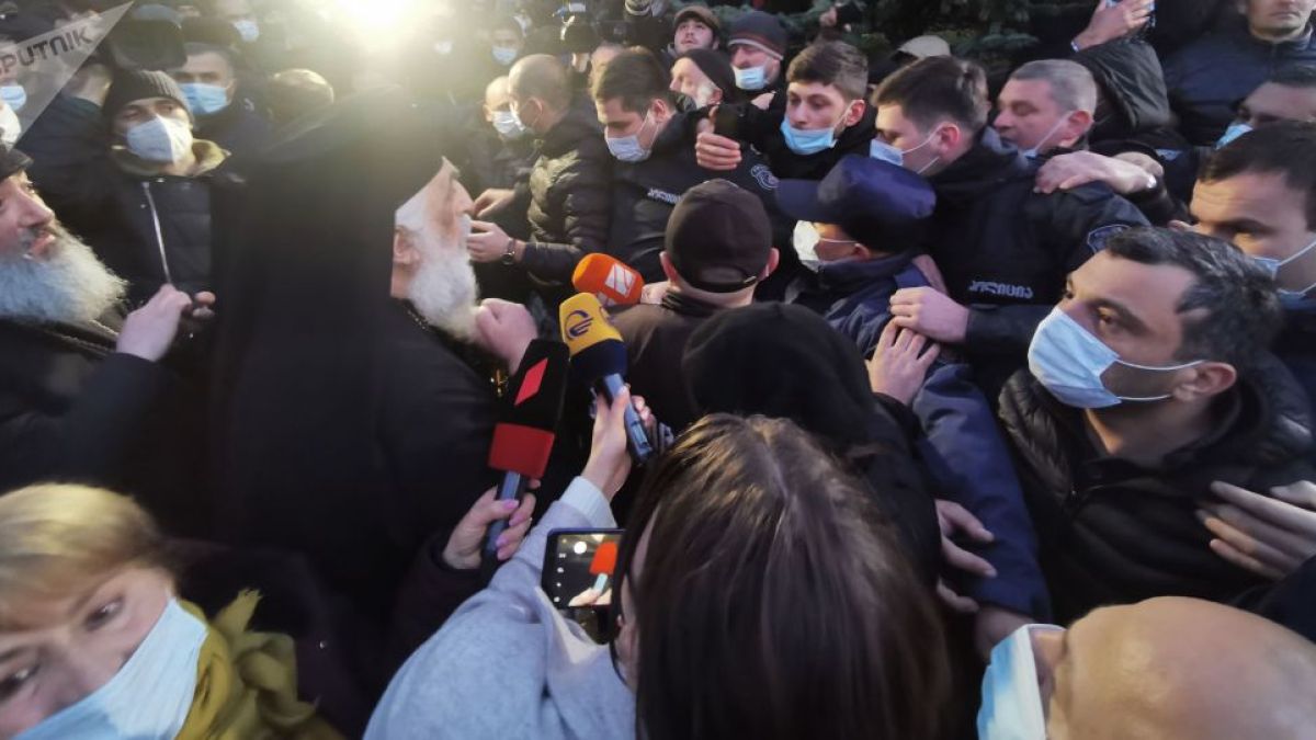 Свещеници се сбиха, десетима паднаха от втория етаж ВИДЕО