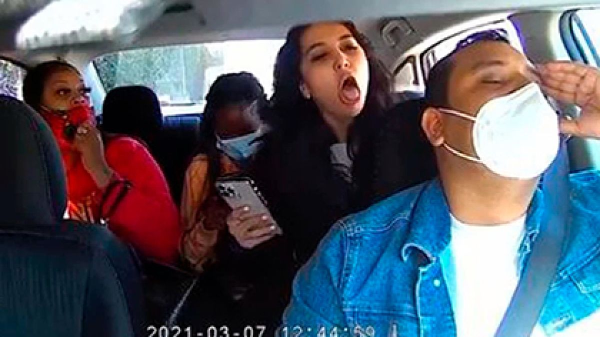 Таксиджия помоли пътничка да си сложи маска, а тя го накашля и...