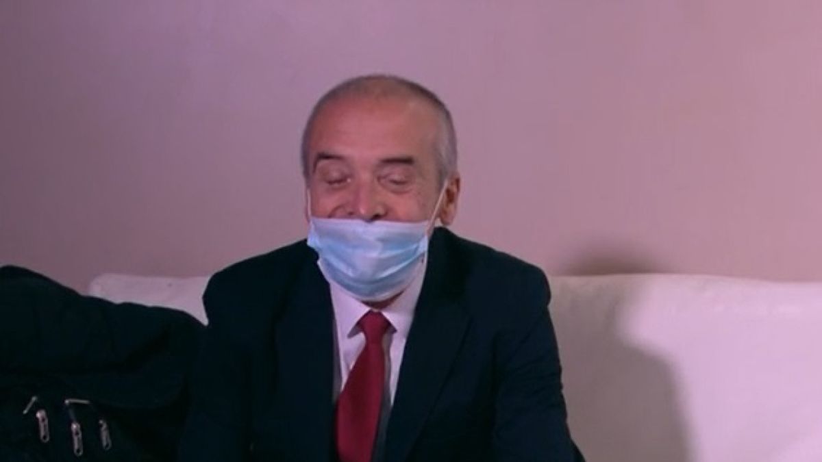 Доц. Мангъров пристигна в телевизия и изненада всички, сложи си... СНИМКИ