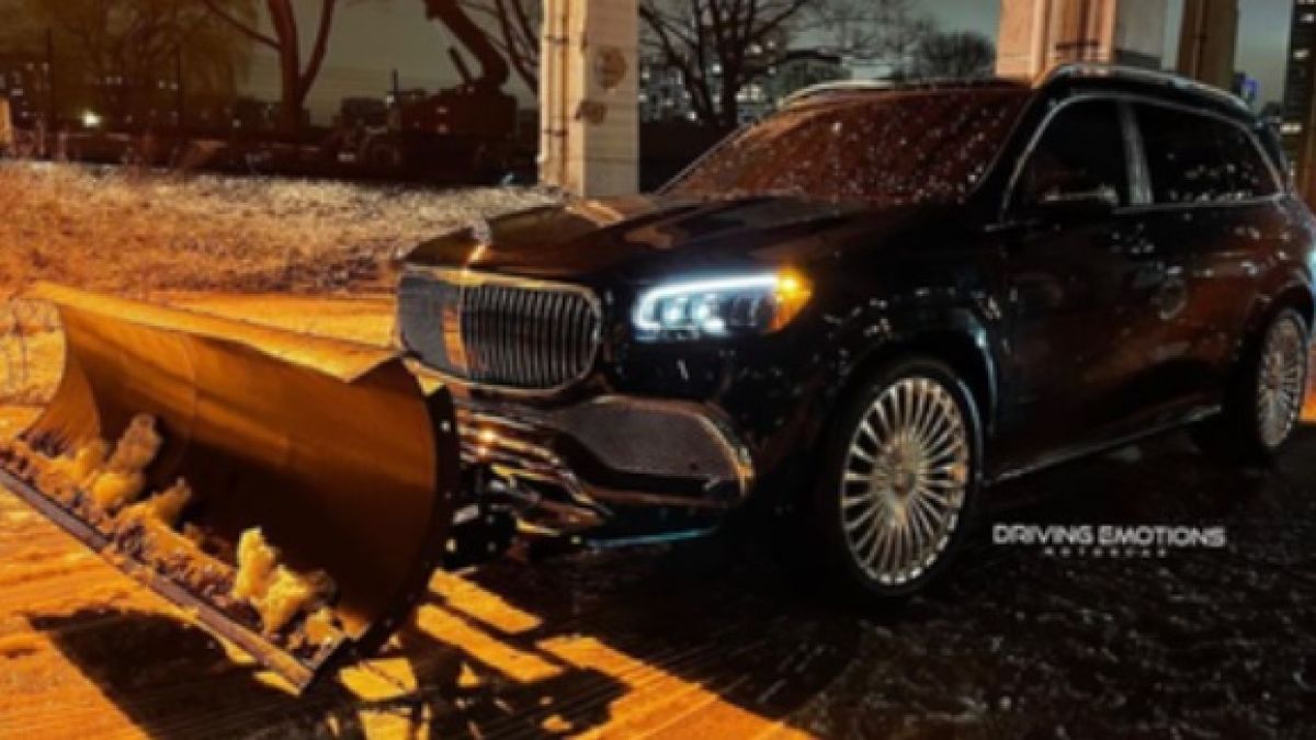 Необичайно: Mercedes-Maybach GLS 600 стана снегорин ВИДЕО