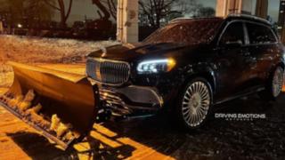 Необичайно: Mercedes-Maybach GLS 600 стана снегорин ВИДЕО