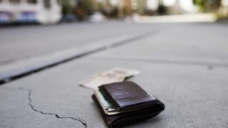 Портфейл с много пари изгубен на гарата в Пазарджик, търси собственика