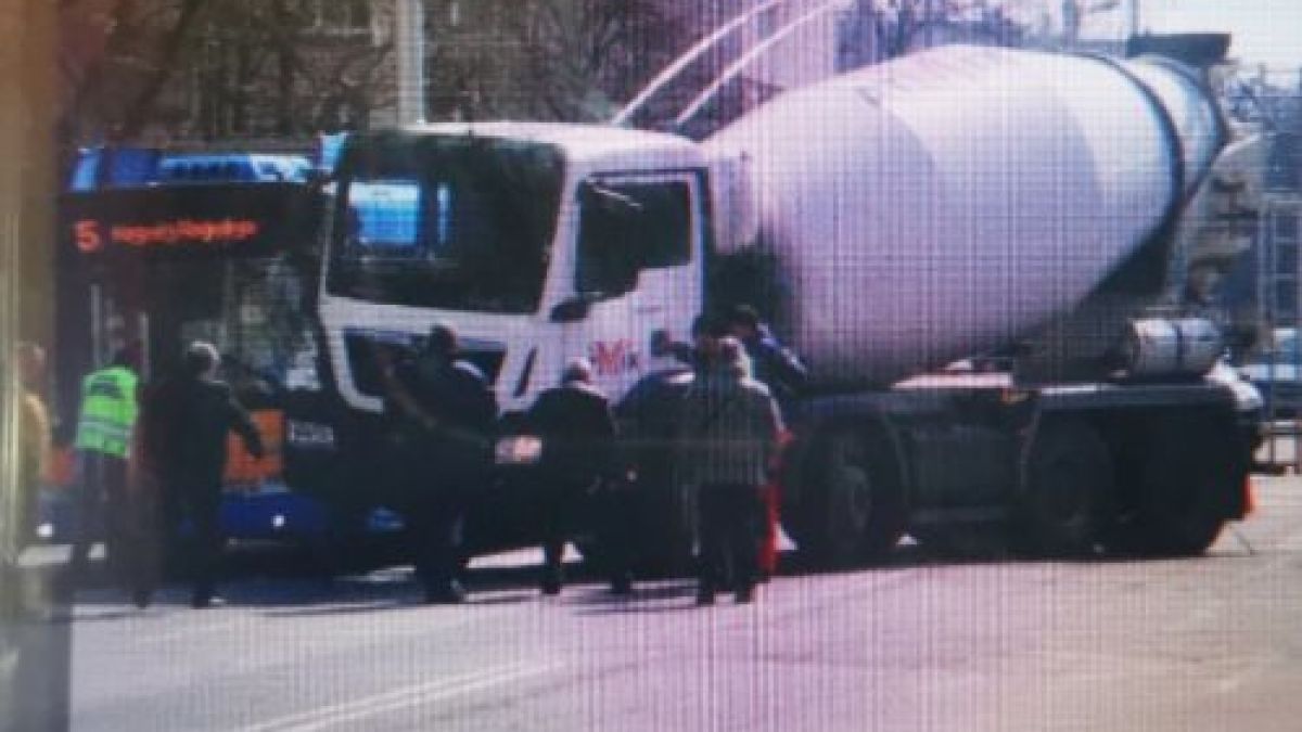 Зрелищна катастрофа между бетоновоз и тролей в София СНИМКА