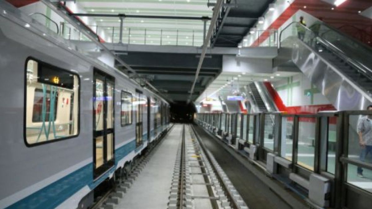 Извънредно в БЛИЦ! Ужас в софийското метро: Мъж се гърчи на пода, а полицаи и лекари...