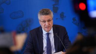 Шефът на "Роберт Кох" с мрачна прогноза на старта на третата К-19 вълна
