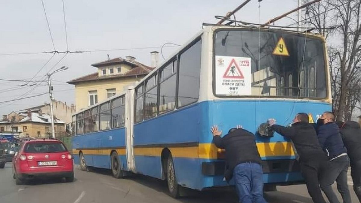 Софийски здравеняци отпушиха Сточна гара, избутвайки цял... СНИМКА