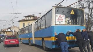 Софийски здравеняци отпушиха Сточна гара, избутвайки цял... СНИМКА