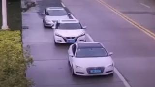 Зрелищни ВИДЕА: Опората на кран се сгромоляса върху движещо се Audi