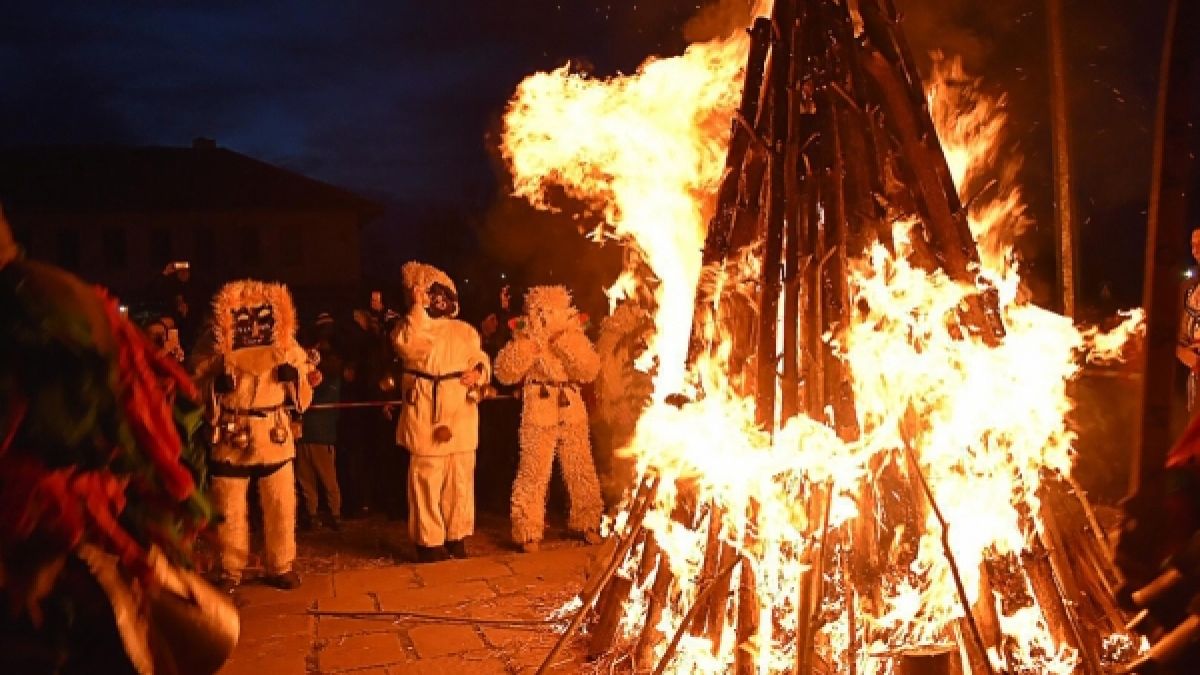 Голям празник! Спазват се строги обичаи с прошка и огън