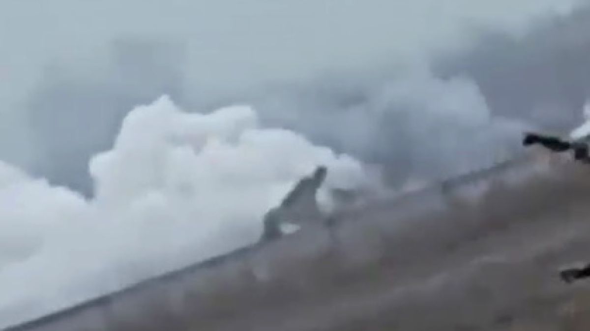 Военен самолет с граничари се разби в Казахстан ВИДЕО
