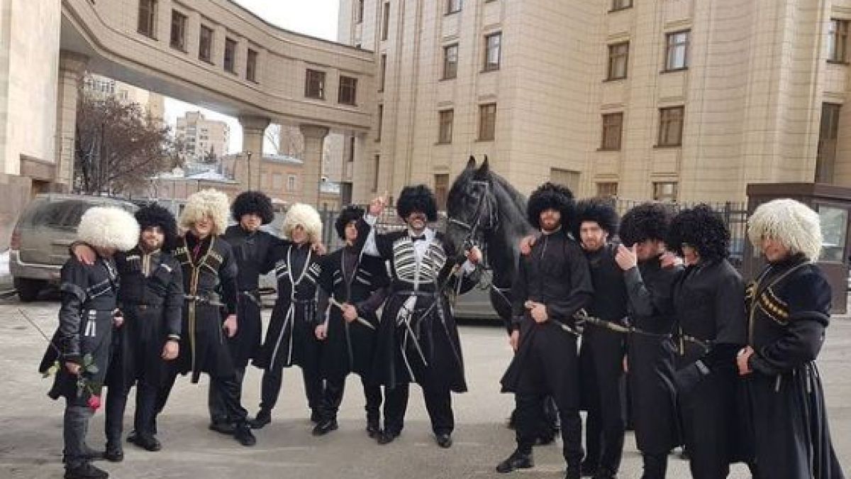 Въоръжен български журналист задържан пред сградата на руското МВнР СНИМКИ
