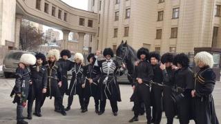 Въоръжен български журналист задържан пред сградата на руското МВнР СНИМКИ