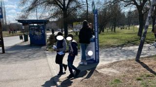 Деца агитират за партията на Христо Иванов в София, а той се припича на плажа СНИМКИ 