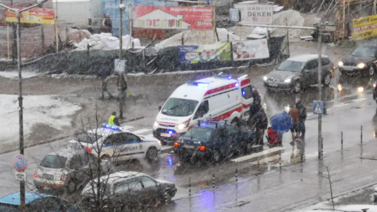 Сигнал до БЛИЦ! Извънредна ситуация в столичния "Люлин", жена лежи на земята ВИДЕО 