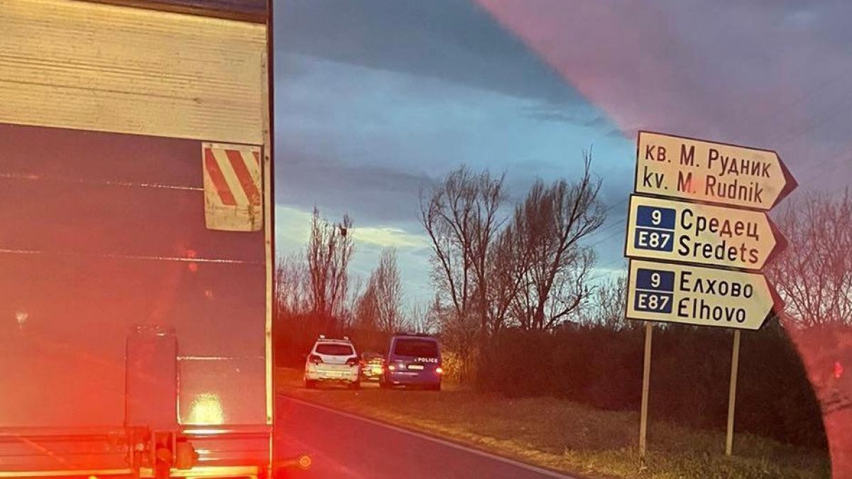 Нещо става на изхода на Бургас към Созопол, криминалисти оглеждат кола в тревата СНИМКА 