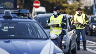 Моторист разпиля хиляди евра на магистралата, шофьор спря да ги събира и...