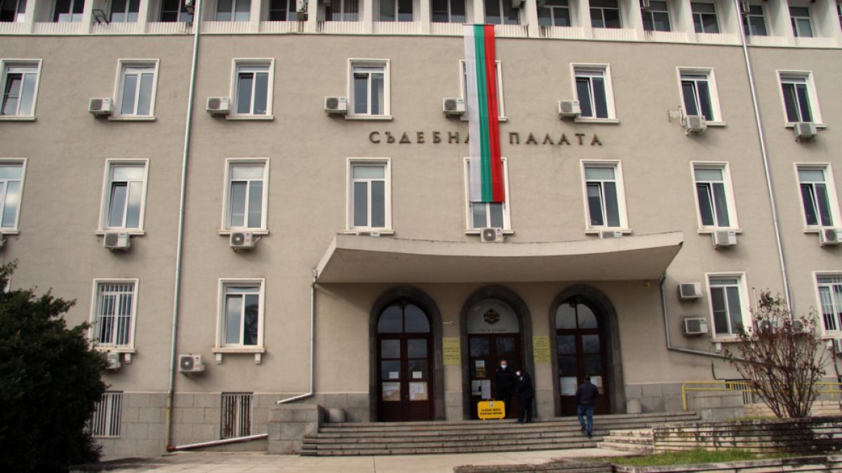 Възрастен перверзник свали гащичките на 11-годишна в Стара Загора и...