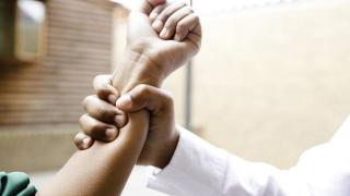 Пишлигари се млатиха и гърмяха в училищен двор в Дупнишко 