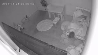 Зловещо: Баба видя с кого внучката й разговаря през нощта и се ужаси СНИМКИ
