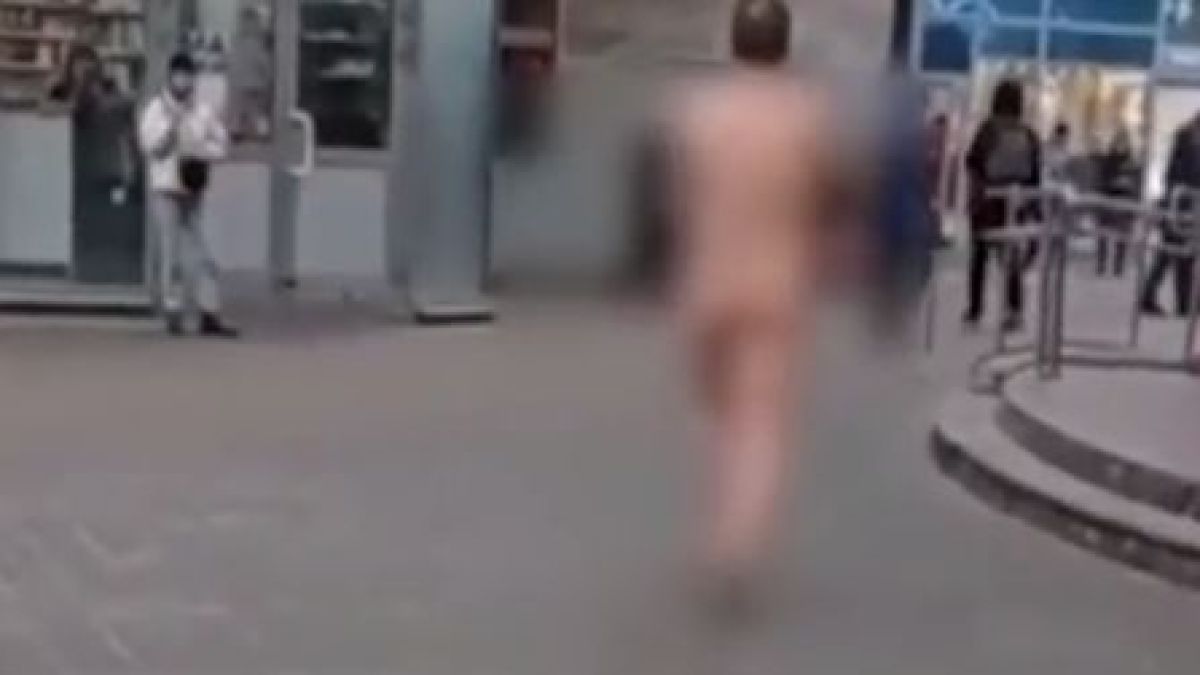 Неадекватен гол мъж ококори жителите на Санкт Петербург ВИДЕО 18+