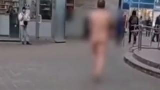 Неадекватен гол мъж ококори жителите на Санкт Петербург ВИДЕО 18+
