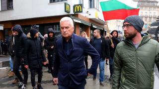 Екшън в София! Сидеров и симпатизанти нахлуха в „Макдоналдс“, викнаха им полиция и...