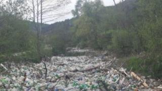 Още едно плаващо сметище. Този път по Места