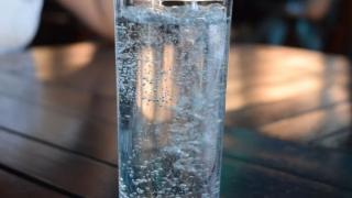 Защо чаша вода, оставена до леглото нощем причинява гадене?