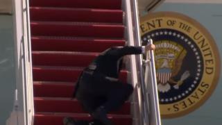 Байдън претърпя зрелищен инцидент на борда на Air Force One ВИДЕО