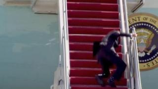 Белият дом обясни защо Байдън се преби на трапа на самолета 