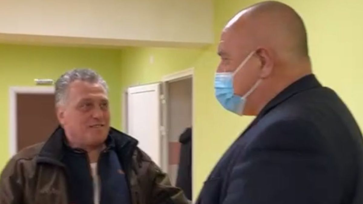 Борисов направи неочакван подарък на млада фенка ВИДЕО
