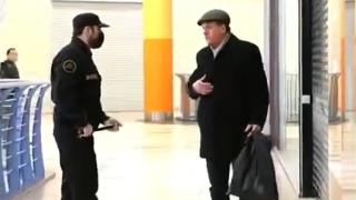 Зрелище: Охранител в мол бързо заставя хора да слагат маски ВИДЕО