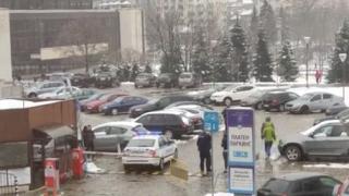 Екшън на пъпа на София заради уреден бой между рапъри, почерня от полиция ВИДЕО