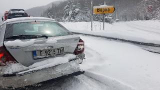 Двама полицаи ранени при мелето със 7 коли, 10 км задръстване ВИДЕО