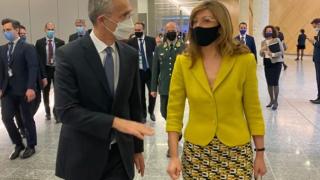Захариева разговоря с шефа на НАТО за шпионския скандал у нас СНИМКИ