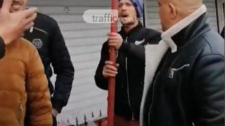 Предизборен екшън! Мъже с кирки плашат опоненти със сеч на глави в Пловдив ВИДЕО