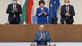 Марешки вдигна парламента на крака в чест на лекари и учители  