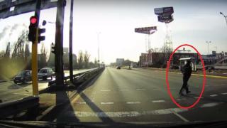 Шок! Пешеходец пресичаше на зелено в София и едва оцеля ВИДЕО 
