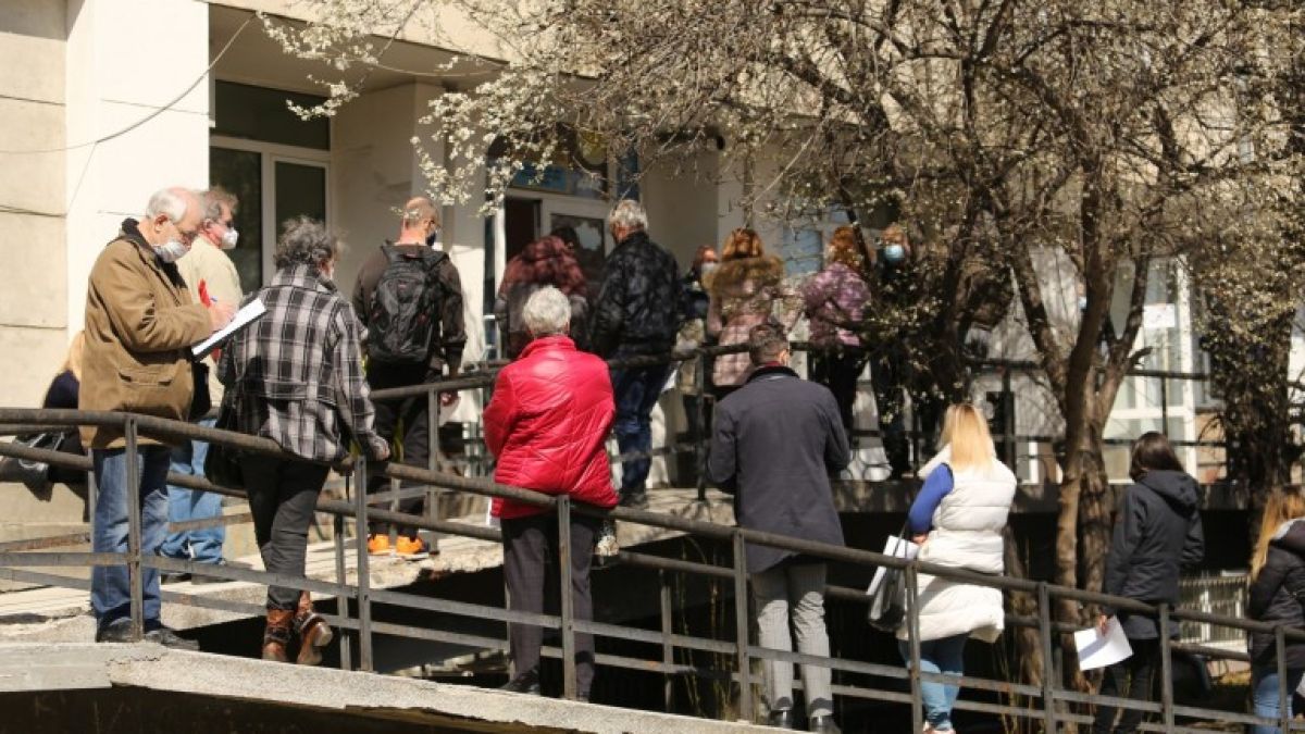 Опашка от мераклии да се боцнат с "АстраЗенека" се изви пред ИСУЛ 