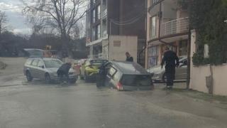 Улиците във Варна започнаха да гълтат коли СНИМКА