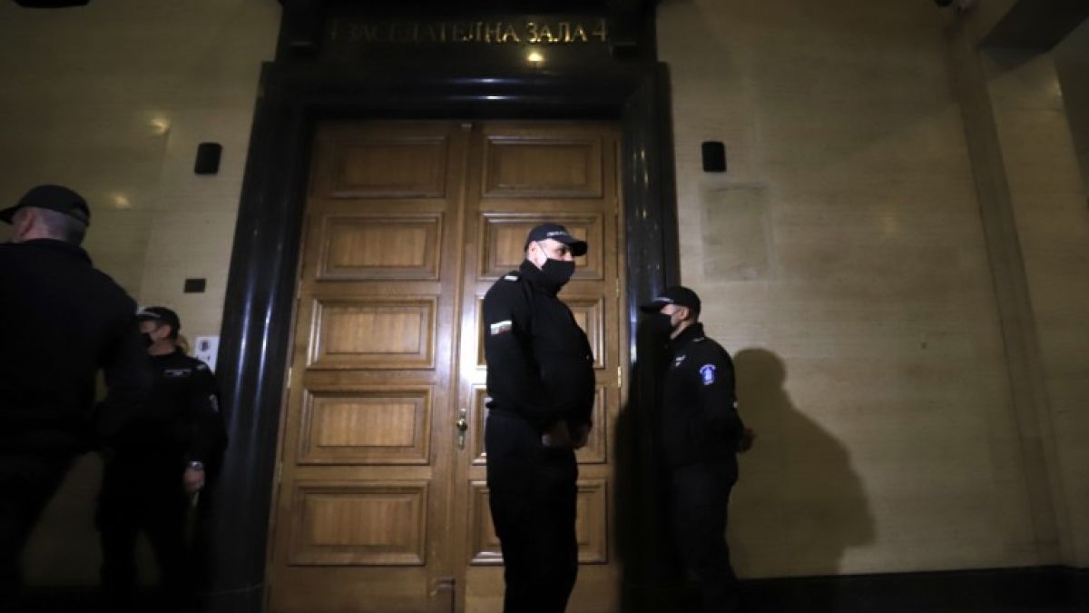 Бивши шефове на военното разузнаване на разпит за шпионския скандал