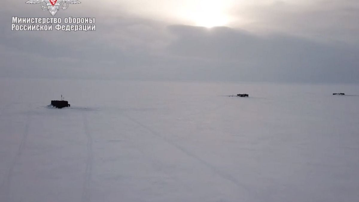 Три руски подводници изплуваха едновременно над леда в Арктика ВИДЕО