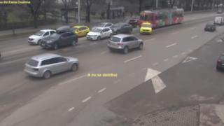 Зрелищни ВИДЕА: Трамвай разблъска коли като кегли за боулинг