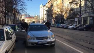 Протестърът отец Дионисий спипан в безобразно нарушение насред София ВИДЕО